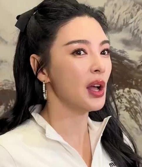 张雨绮为常州队打call是因为其代言的国货护肤品牌玉容初与苏超赛事合作。在202