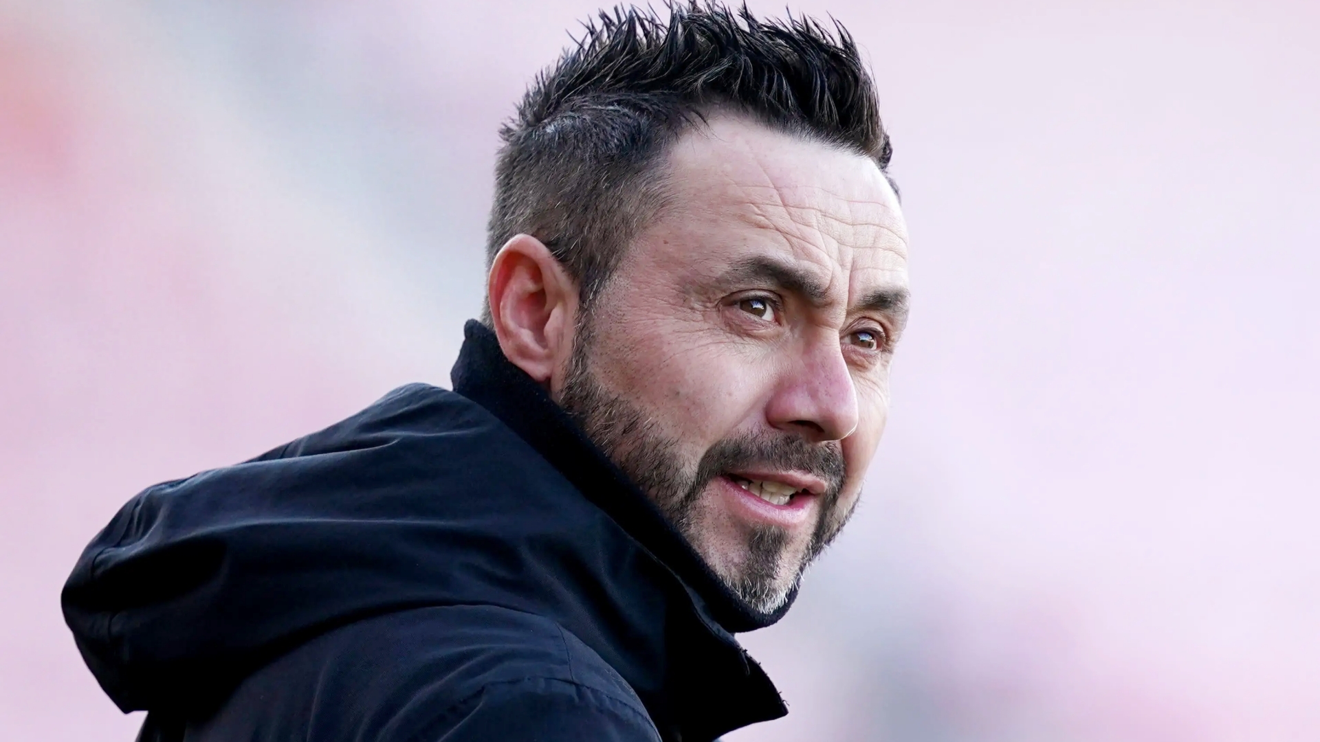 罗马诺表示：曼联高层重点考虑图赫尔和德泽尔比这两个人。
但这将是一个长期评估过程