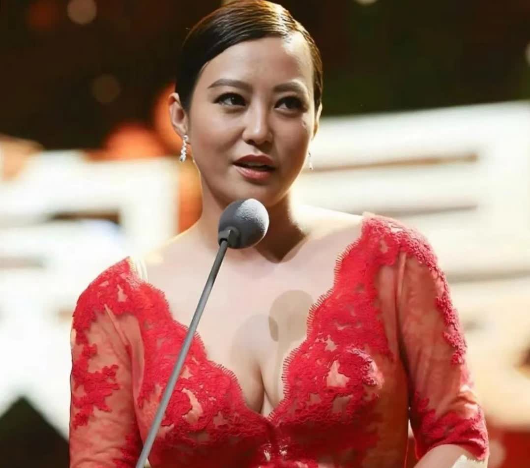 郝蕾这才是普通女人的真实身材吧。