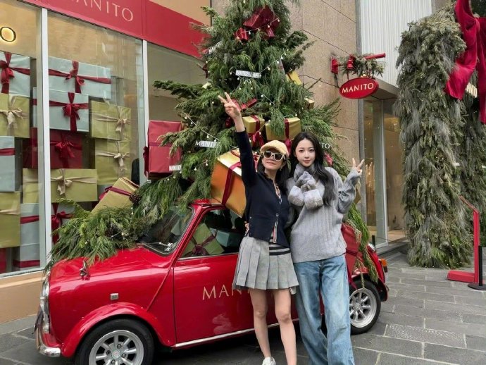 圣诞暖意满分，妍希温柔依旧，9岁小星星红毛衣配鹿角墨镜帅出圈，身高近妈肩，小大人