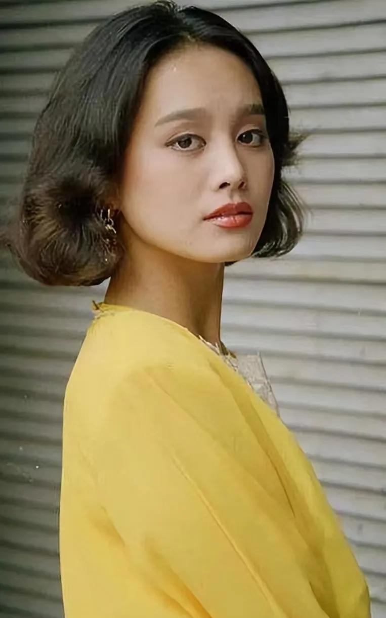 宁静是中国内地极具影响力的影视女演员、歌手兼一级演员。她五官立体，气质大气豪爽，