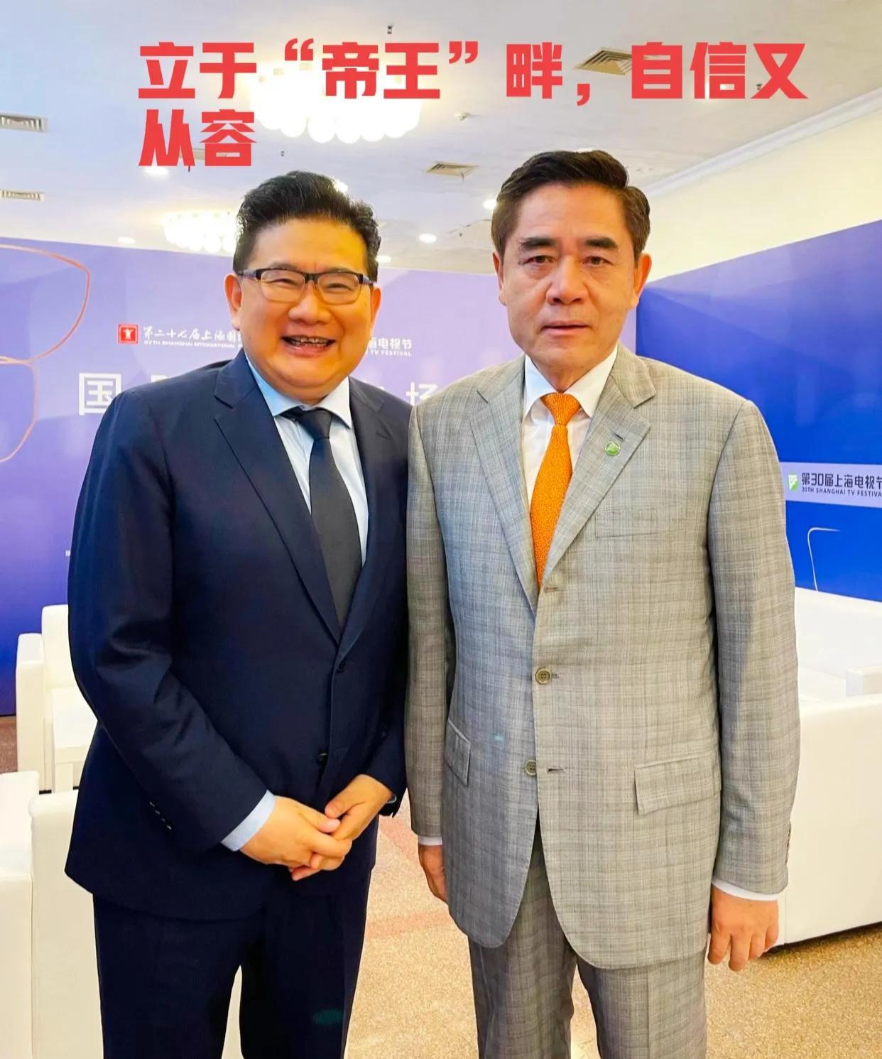 不愧为当今上海台综艺主持一哥，站在帝王气场十足、真龙之象显明的陈宝国身边，风采竟