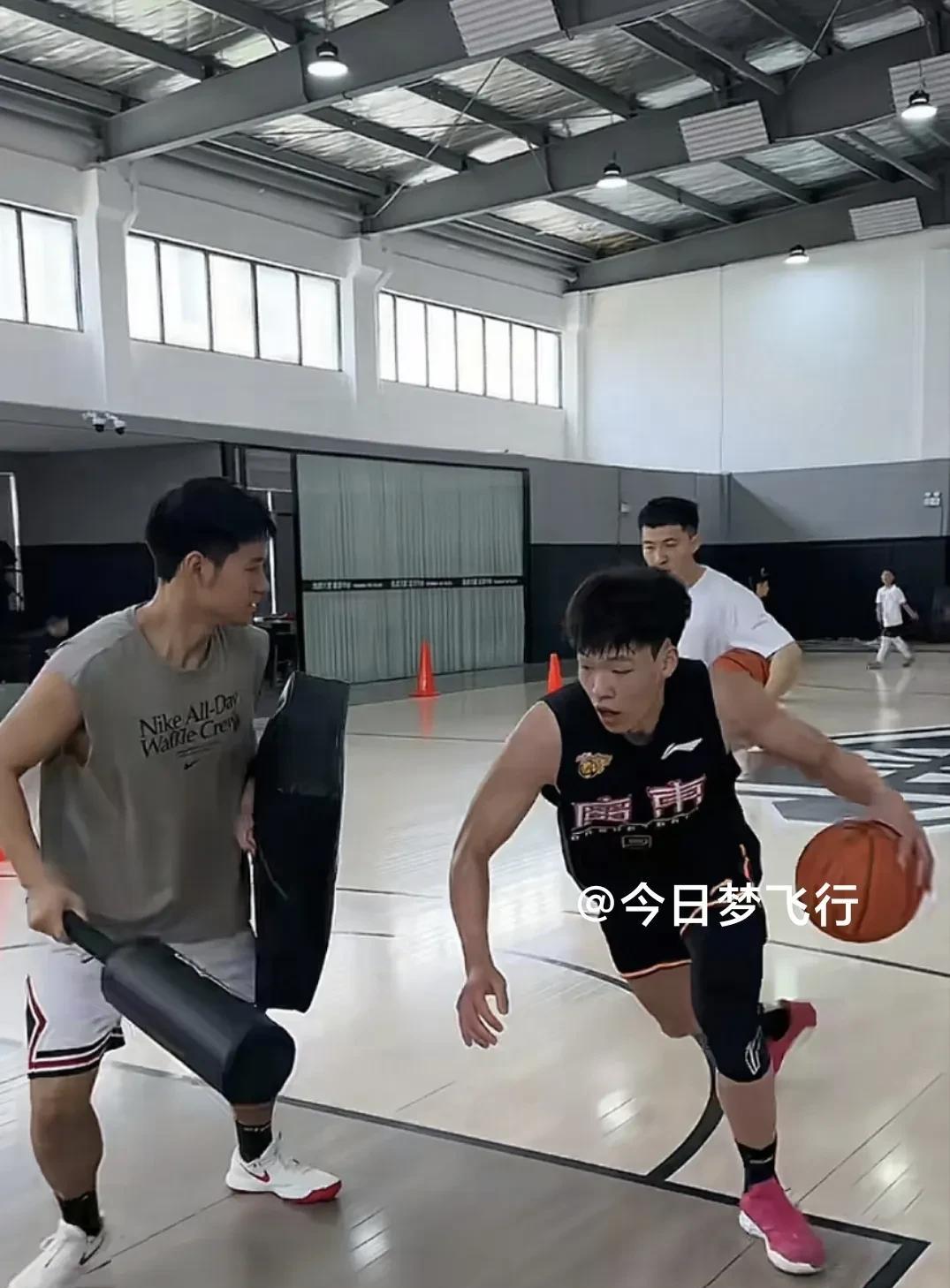 广东队放假不休假，张昊在湖南个人特训！
广东队休赛期放假一个月，张昊回到广西贺州