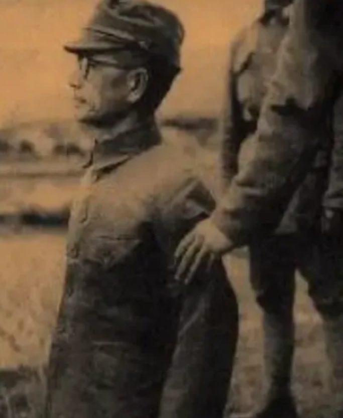 1947年，一个日军中将被执行枪决，行刑的战士朝他开了三枪，他没死，监刑军官示意