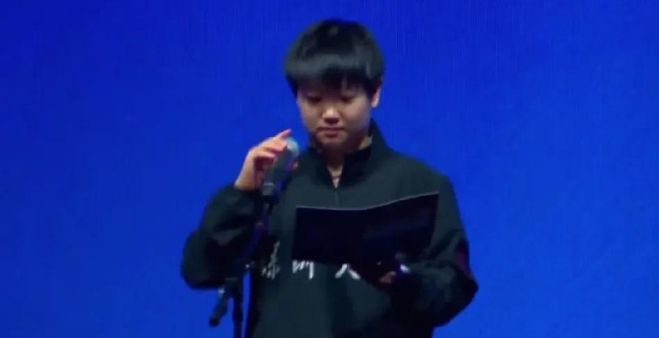 孙颖莎的松弛感在河北乒超运动员的宣誓上再次体现。话筒的高度孙颖莎觉得不合适，自己