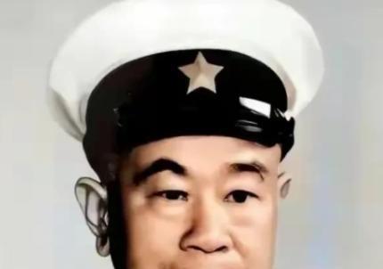 1973年，女知青黄丽萍携农村丈夫回宁波父母家，一进门，丈夫看到墙上挂着的照片大