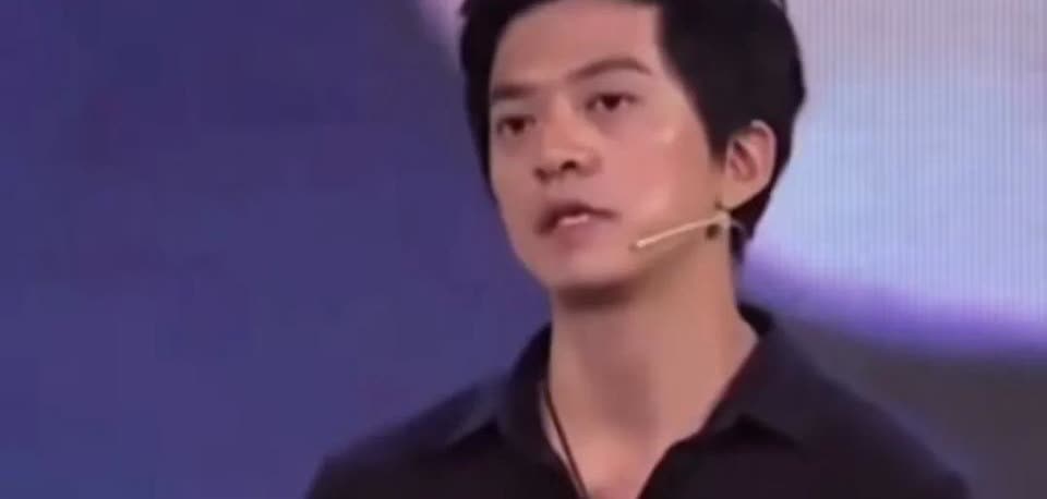 李健离开水木年华只因卢庚戌的一句话
李健：我觉得卢庚戌当时可能说的是一句气话。