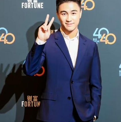 李小龙是何猷君表叔？？？
何猷君自曝李小龙的妈妈是赌王外婆的养女。