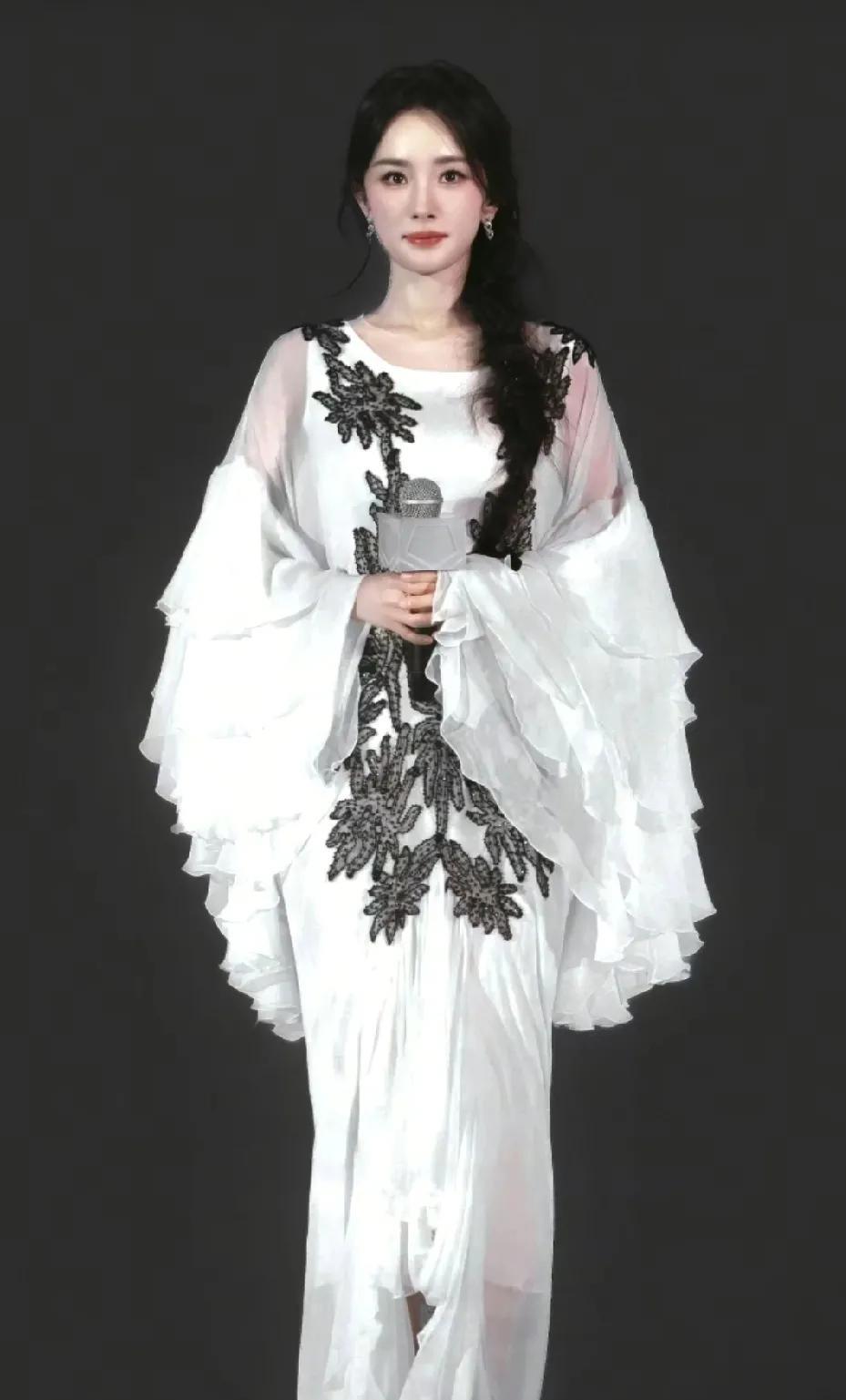 杨幂这套白色小礼服很有少女感
你觉得呢？