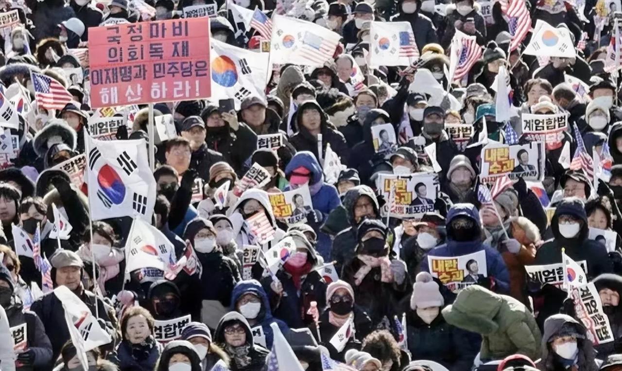 韩国警方如临大敌了！
就在昨天，3月9日，尹锡悦才被释放第二天，韩国首尔市中心就