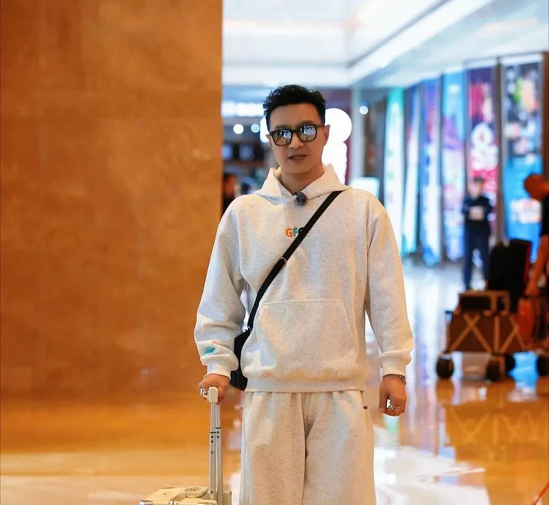 我有个朋友见过汪峰，
她跟我爆料说，
汪峰根本不是大家以为的情场浪子！
相