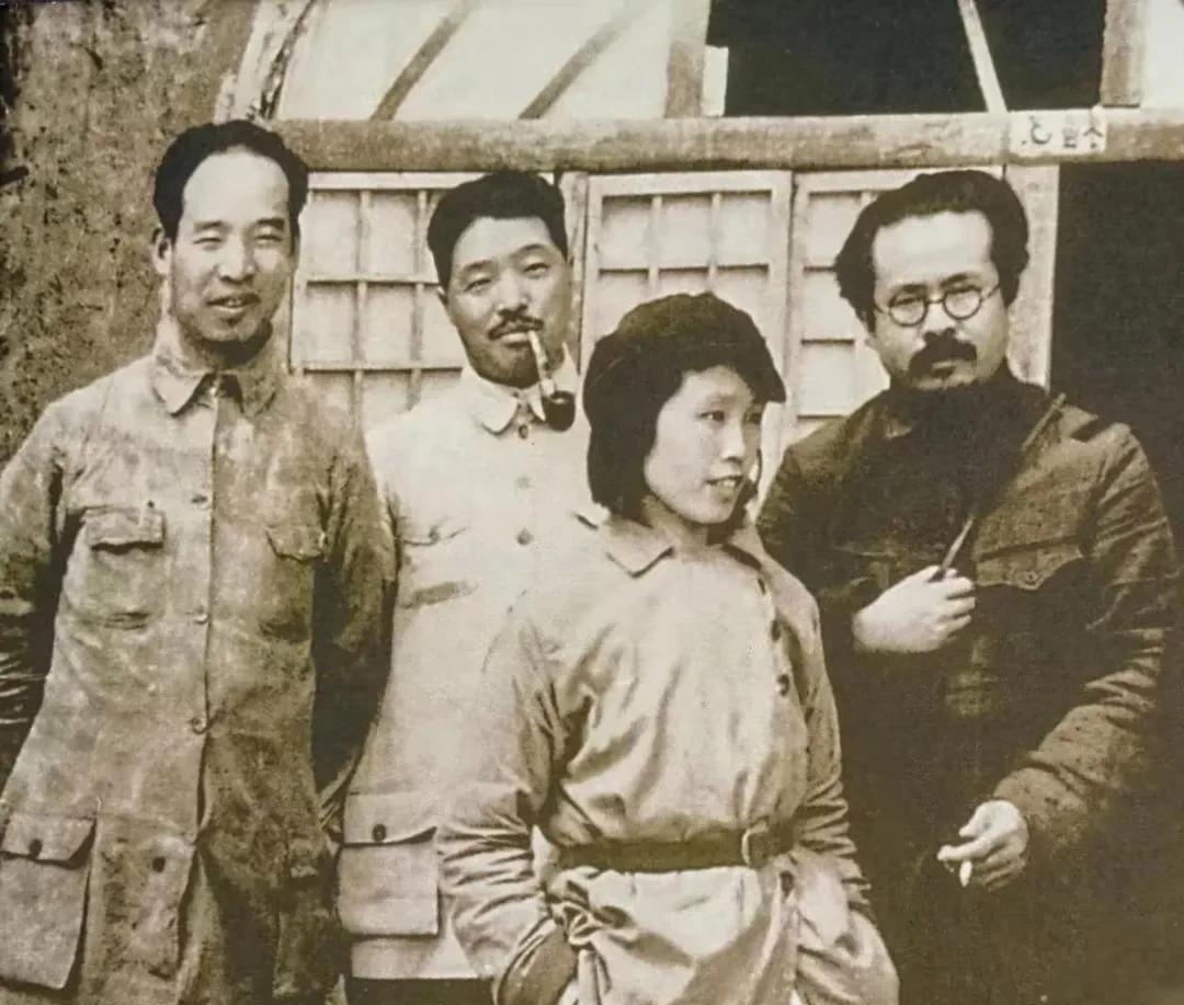 1942年8月1日，延安窑洞前，贺龙与薛明这对新人正与任弼时，彭真畅谈。他们眉眼
