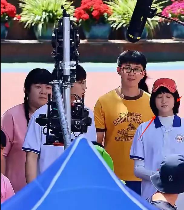 天呐！这是关晓彤吗？脸怎么肿成这样了？乍一看以为是“大宝”呢！
之前关晓彤拍过《