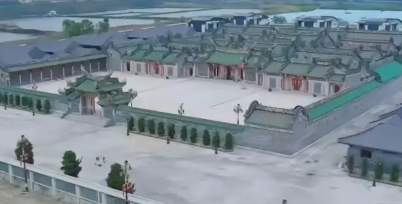 英之园，最后绝对会被拆了。
主要压力是上面，现在爆光了。
压不住了，全国都知道了