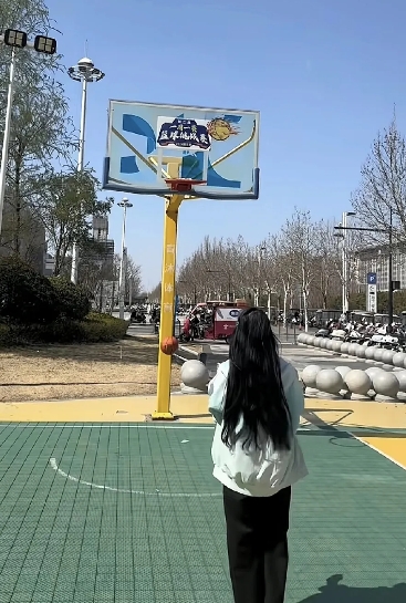 怎么回事呢？
樊小慧称张海波已经结婚了，
然而视频里的这个女人却说两人于2024