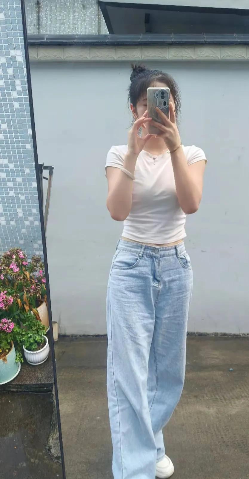发现没有
有些村的年轻村干部是住在镇里或县城
昨天和村干部同学聊天时他说
他就是
