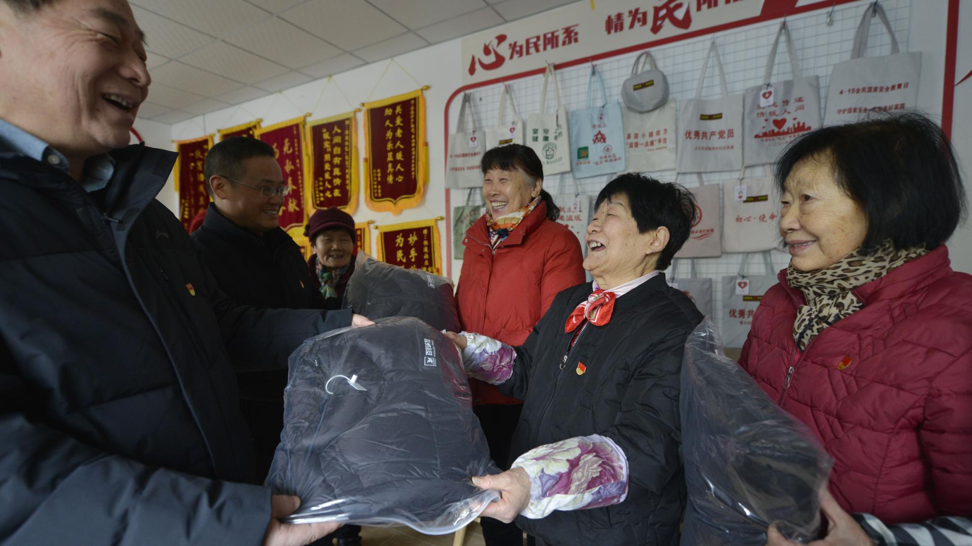 合肥：心系长者暖寒冬 安徽百帮环境为恒通社区“五老”送爱心羽绒服