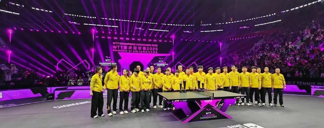 这是wtt重庆冠军赛温暖的一幕！
原来在重庆冠军赛颁奖礼结束后，国乒队员进行了大