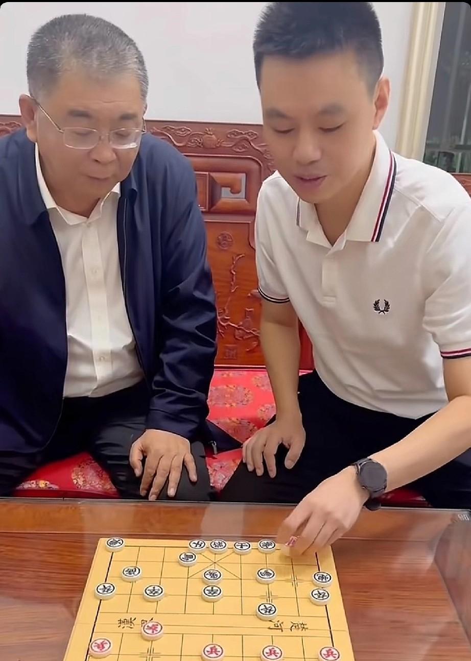 李来群就是不去经商，也压不住岭南双雄？只能排第四？能否达到半神？
网友想说的是：