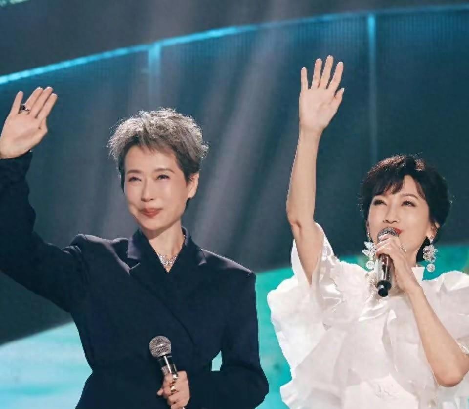 叶童退出新白巡演，撕开与赵雅芝真实关系，苏州站成“绝唱”引深思
深夜，叶童一则退