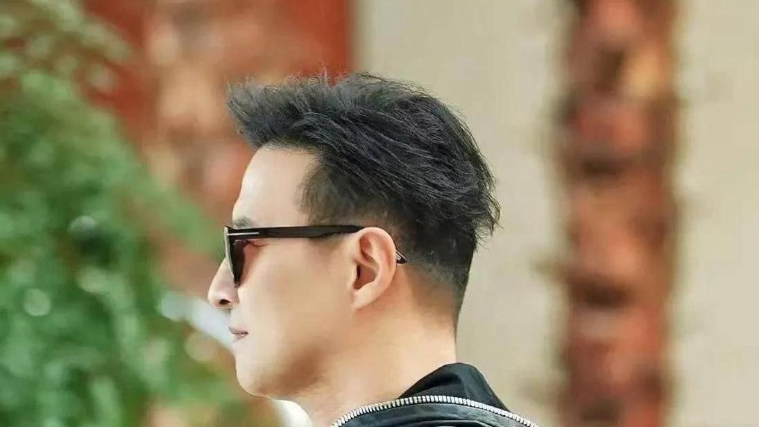 汪峰游新疆：摇滚老将秒变时尚咖，爱情事业齐开花？