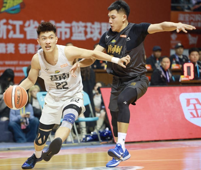 1月16日晚，苍南县体育中心体育馆再度沸腾，苍南队坐镇主场迎战实力强劲的杭州队，