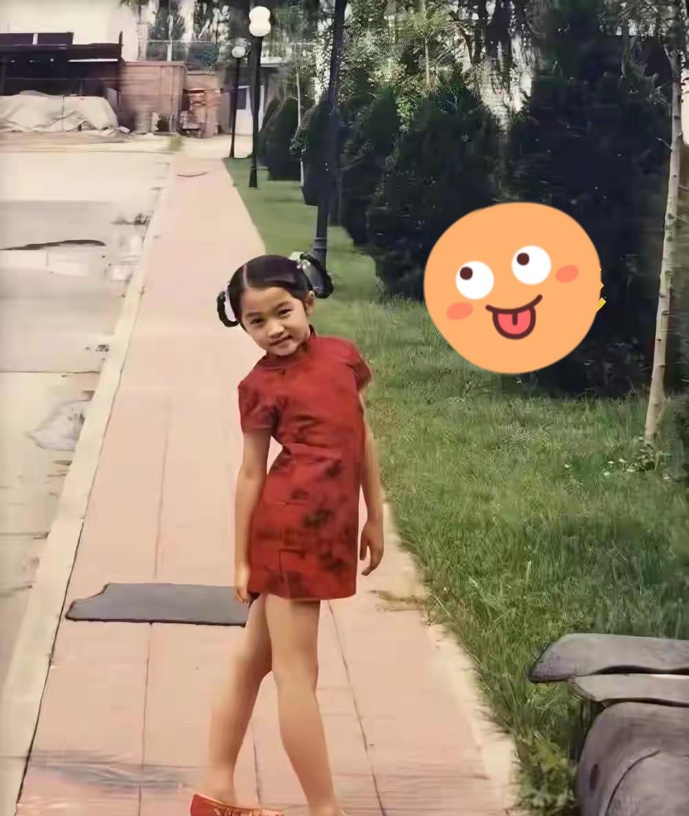 这是她小的时候，扎着小辫儿，就像邻居家的小姑娘。
你认识她吗？