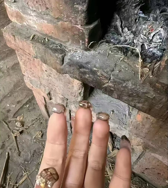 做美甲千万别烤火，后果很严重