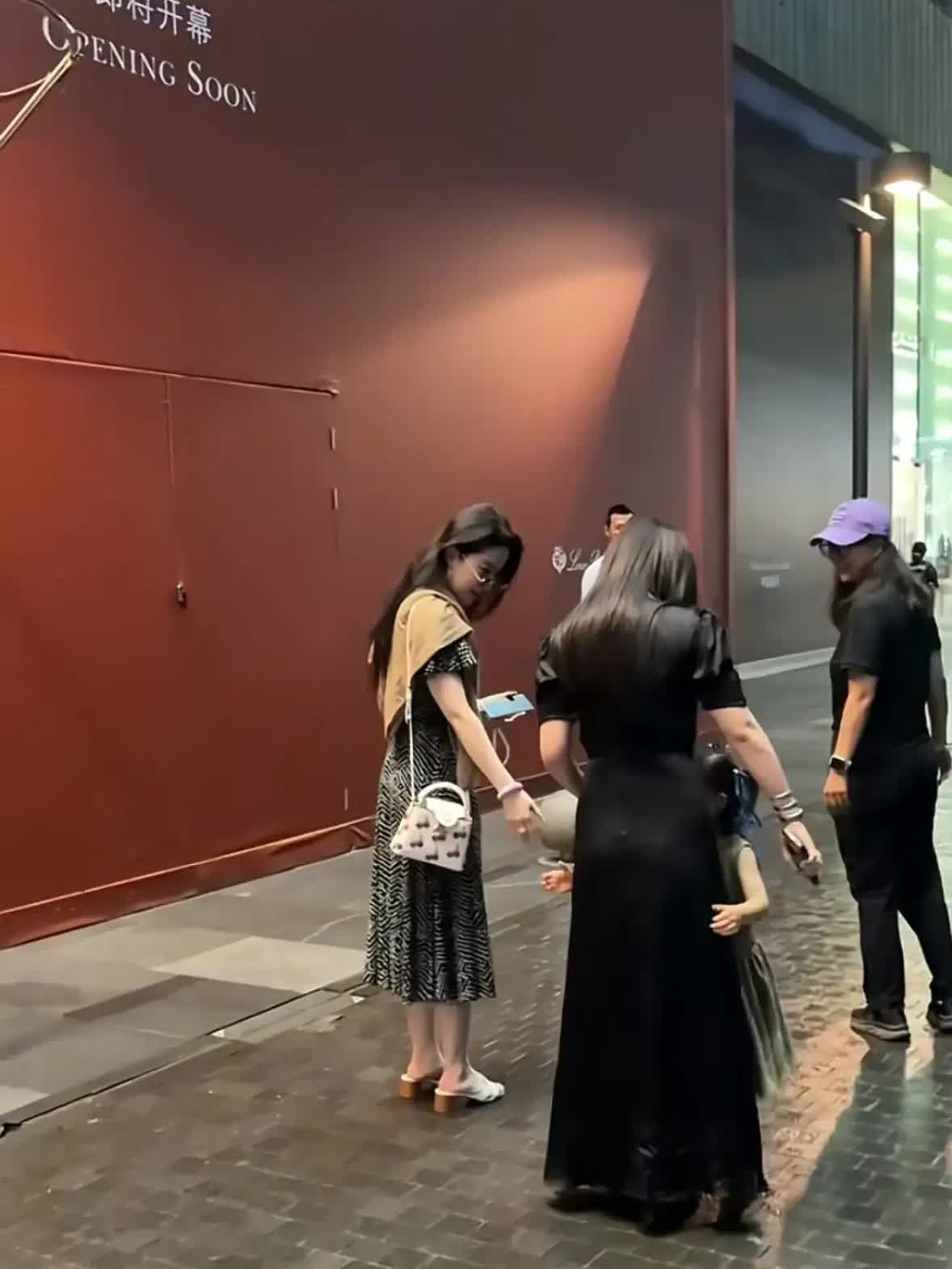 刘亦菲真是活该被爱！

别的明星出行，都是穿的要多清凉有多清凉！

她不