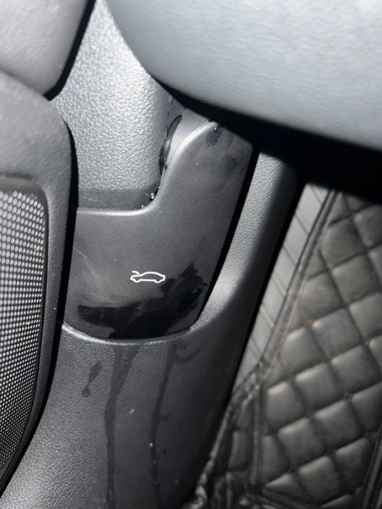 奥迪a4天窗漏水
一直以为是自己带进来的水，那天拆开脚垫发现全湿了，，才知道是漏