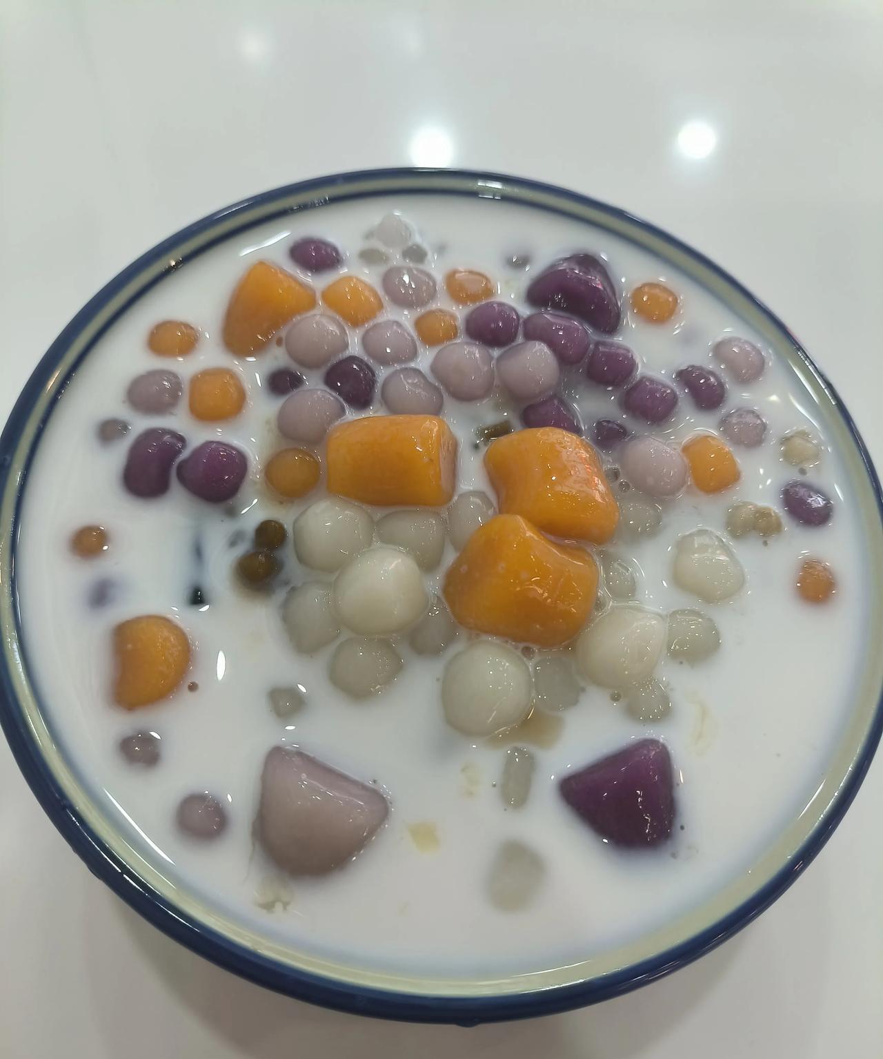 看到有些临时工大晚上十一点还没回来真的好心疼她们，感觉她们每天早上很早就起来了，
