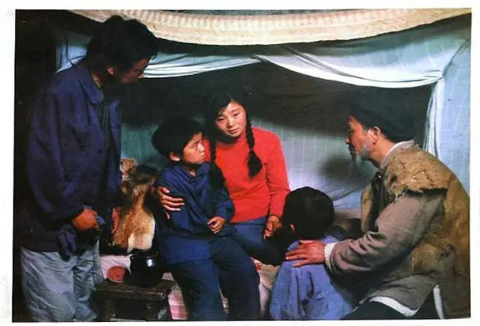 【老电影】考考老影迷，这是什么电影的剧照？影片1984年上映，讲述八十年代支教老