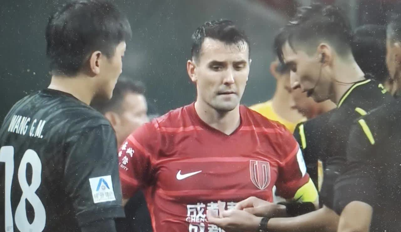 他是不是真男人？他是不是河南足球的英雄？他是不是可以载入河南足球的历史？这就是真