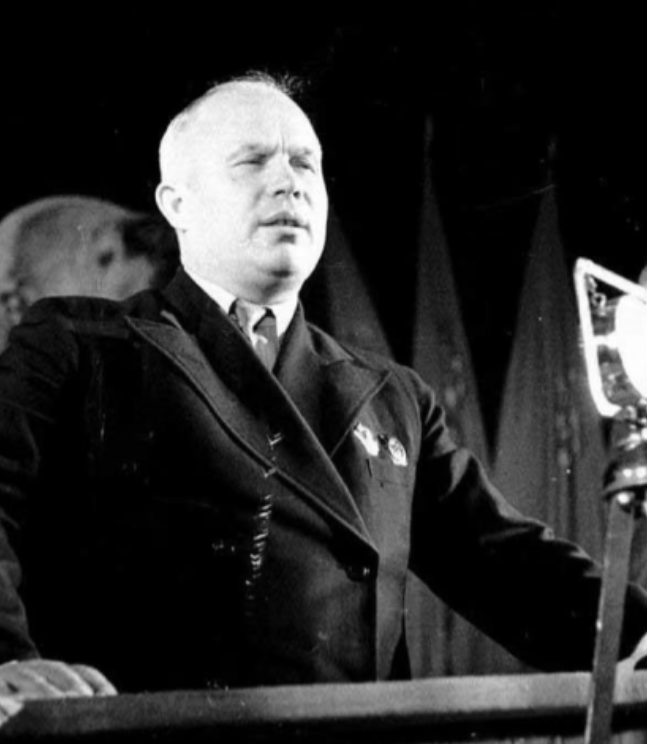 1943年，赫鲁晓夫儿子被判枪决，为救儿子，他两次向斯大林下跪，但最终未能改变儿