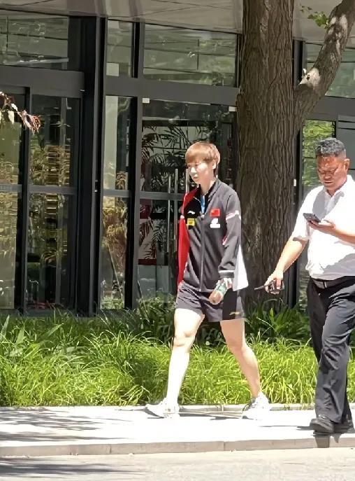 王曼昱今日北京国家体育总局训练局路透。
是中午刚刚做完体能训练出来的曼昱，身边保