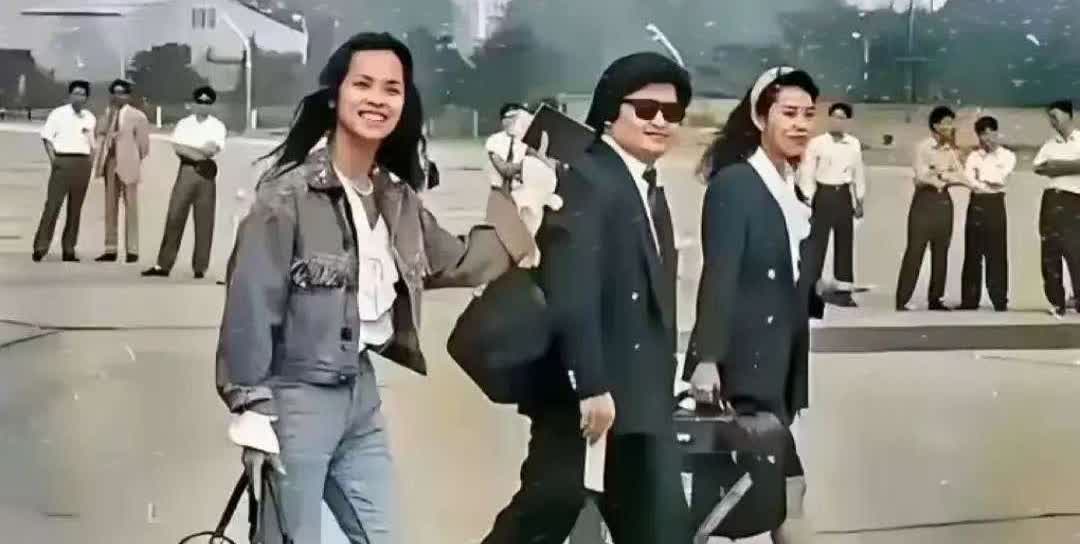 1990年
韦唯刘欢等前往北京工人体育馆的路上，为北京亚运会进行义务演出。
