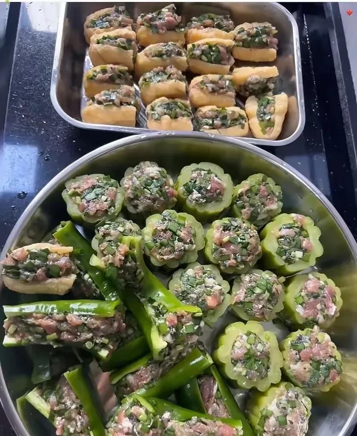 不懂就问，
这是哪里的吃法？
感觉像菜团子？
有人知道它的名字吗？