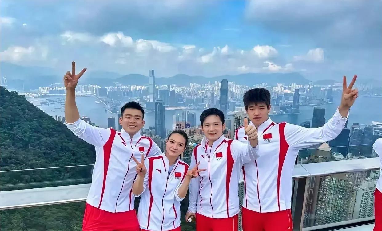 郑思维、黄雅琼（羽毛球混双）樊振东（乒乓球）和潘展乐（游泳），四位奥运冠军访问香