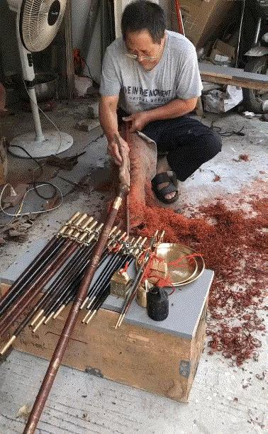 东西是有点过时，但这门老手艺不会丢。
这位老师傅正在制作杆称、戥子。
是中国用了