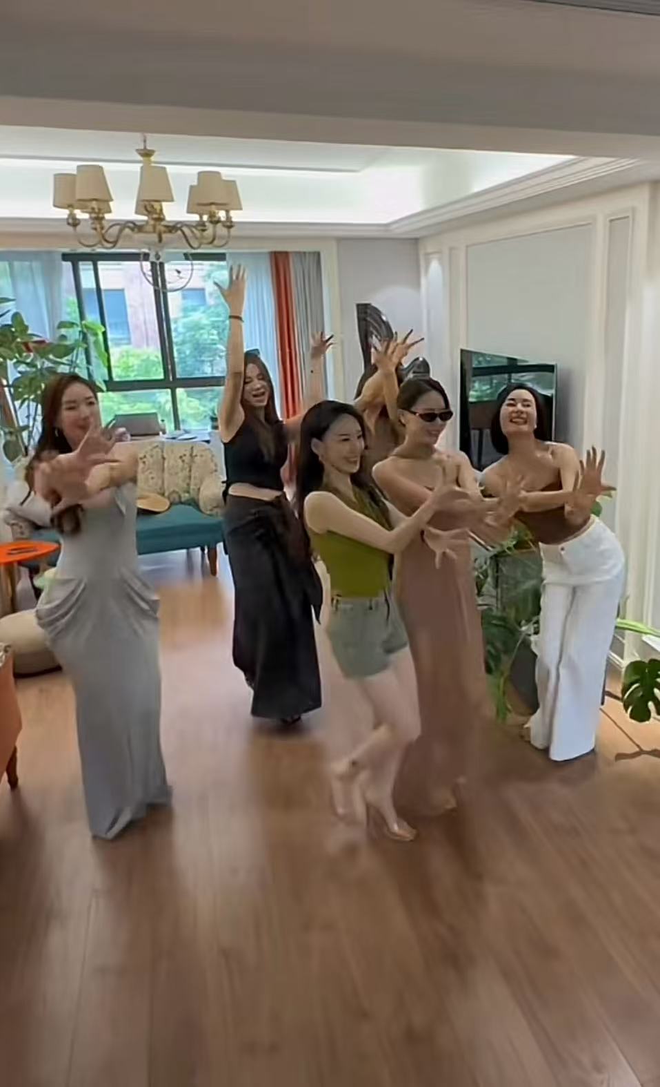 这些人最少能拿出20本离婚证