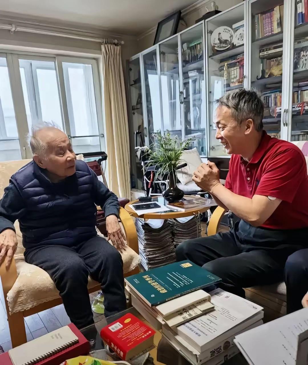 @何祚庥 “活到老、学到老”这种学习精神，在老先生身上体现得淋漓尽致！小小的会客