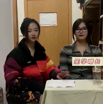 女生表演的毫无破绽，完全看不出来，水已经掉下去了！