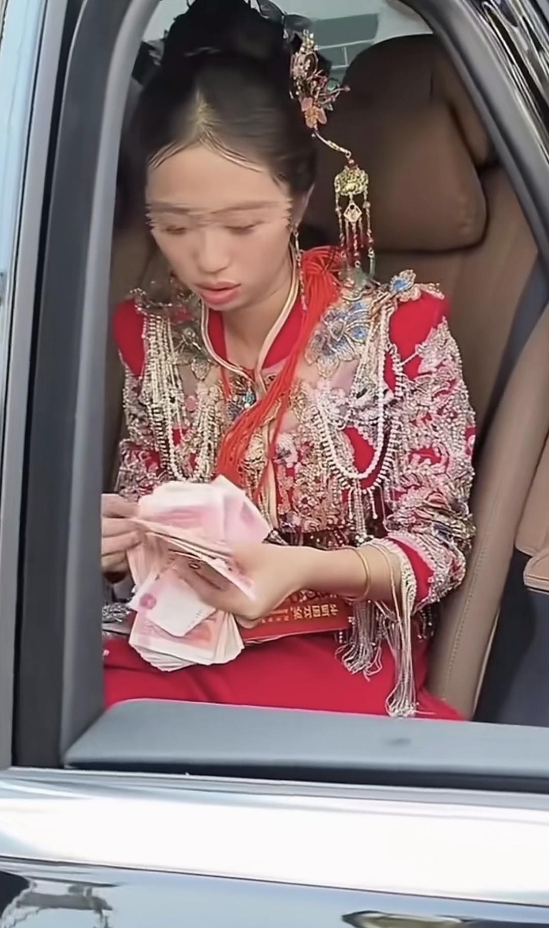 结婚“下车礼”原本是为了增添婚礼喜庆氛围、表达对新娘的欢迎与祝福。可如今有些“下