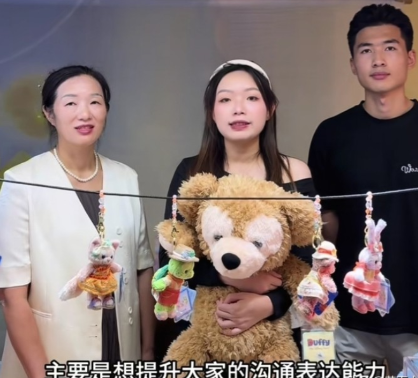 谢浩男的妈妈对粉丝还挺好的，从5号那天公司开业直播之后，到现在都没直播过了。之前