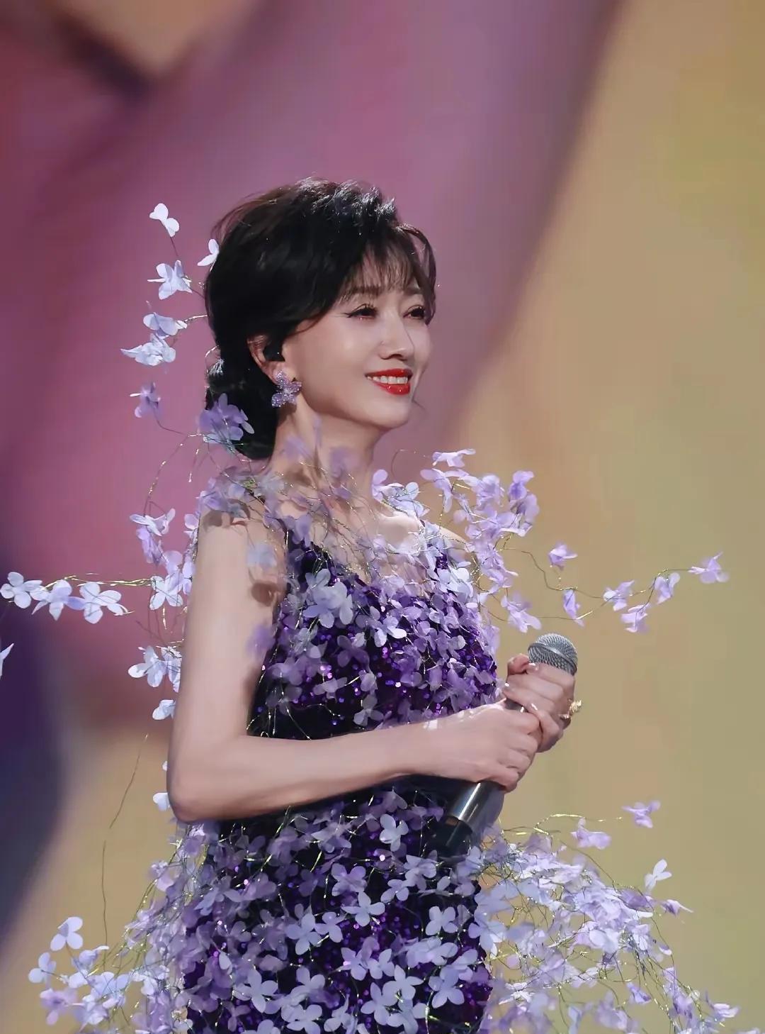 终于懂赵雅芝为啥一大把年纪还在娱乐圈“疯狂营业”了！不是图名逐利，而是藏着一位母