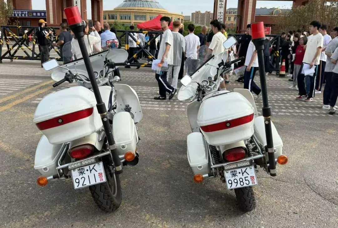 高考首日，鄂尔多斯市某考点门口停放了两辆警用摩托车，车牌号分别是“985”和“2