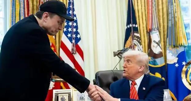 船翻了，落水的划桨手和掌舵翁在水中互撕起来，场面十分火爆。
     美国湾（墨