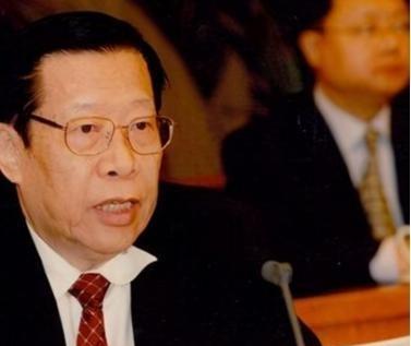 1993年，时任中央电视台台长的杨伟光，在没有上报的情况下，在《新闻联播》之后插