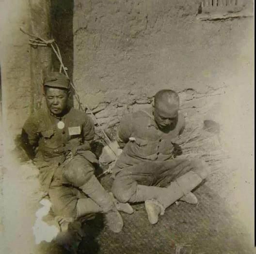 1938年八月的一天，两名中国战士被日寇抓到，用绳子捆绑在柱子上。

为了能从战