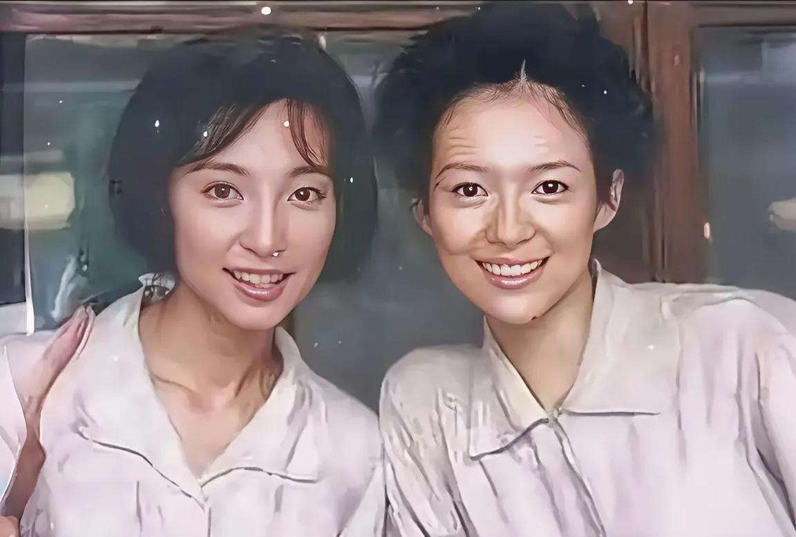 90年代的一张老照片里，章子怡和李冰冰的年轻模样太珍贵了。
没有美颜滤镜，俩人都